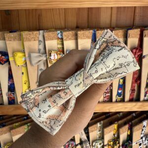 Lazo de tela con diseño de mapas y escritura vintage, ideal para accesorios y decoración en productos personalizados.