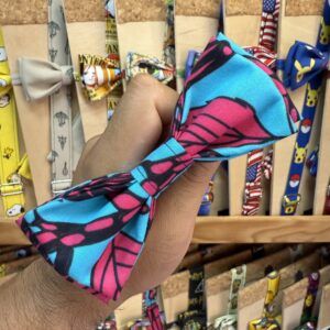 Cinta de tela con estampado de superhéroes y personajes de dibujos animados.