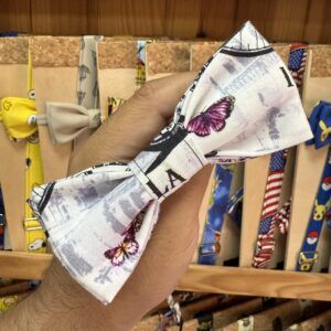 Colorido lazo de tela con impresión de mariposas y letras, ideal para accesorios y decoraciones.