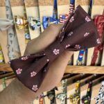 1. Pañuelo elegante de tela con estampado de flores en marrón y rosa.