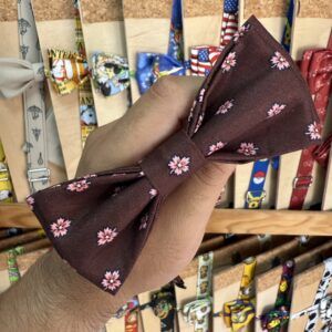 1. Pañuelo elegante de tela con estampado de flores en marrón y rosa.