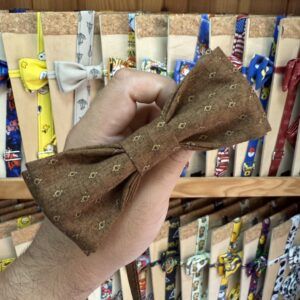1. Lazo de tela marrón con pequeño patrón decorativo para accesorios y regalos.