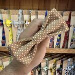 Lazo de tela estampado de puntos en tono marrón con blanco, ideal para peinados y accesorios de moda.