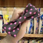1. Lazo de tela marrón con puntos rosados, accesorios para cabello o moda infantil.