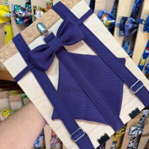 Lazo de pajarita azul marino para niños en exhibición en tienda de accesorios infantiles.