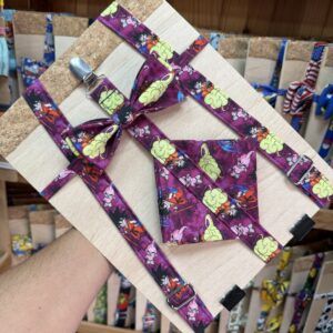 Dije de corbata y pajarita con diseño de personajes de Dragon Ball en tonos morados y amarillos.