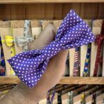 Lazo de tela morado con puntos blancos, accesorio de moda y decoración.