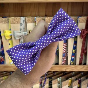 Lazo de tela morado con puntos blancos, accesorio de moda y decoración.