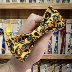 Banda para el pelo en color amarillo con diseño líquido negro, ideal para accesorios de moda y estilo cultural.