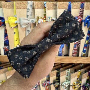 1. Lujoso lazo de pañuelo con estampado floral en color negro y detalles en beige.