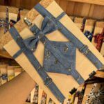 Cinturón de tela vaquera con estampado de motos y nudo decorativo.