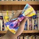 Colorido lazo de tela con estampado artístico, ideal para accesorios y regalos originales.