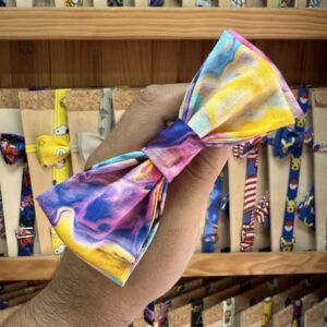 Colorido lazo de tela con estampado artístico, ideal para accesorios y regalos originales.