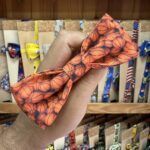 1. Accesorio de diadema con diseño de semillas de calabaza en tonos naranjas y negros.