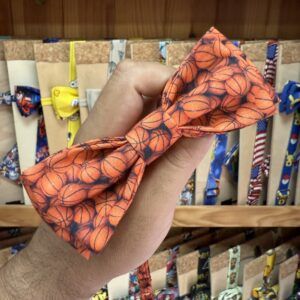1. Accesorio de diadema con diseño de semillas de calabaza en tonos naranjas y negros.