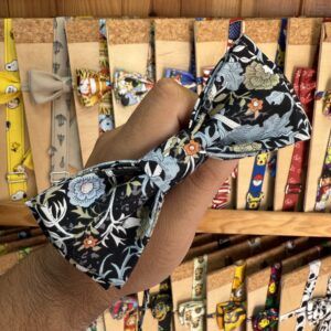1. Diadema de tela con estampado floral en tonos oscuros.
