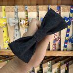 Cinta de fiesta con lazo negro para niños y adultos, estilo divertido y casual.