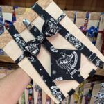 1. Correa y pañuelo de Harry Potter en diseño de bandana negra y blanca.