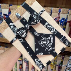 1. Correa y pañuelo de Harry Potter en diseño de bandana negra y blanca.