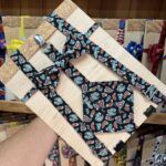 Titul: Corbata de pañuelo de seda con estampado paisley en color negro y azul.