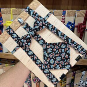 Titul: Corbata de pañuelo de seda con estampado paisley en color negro y azul.