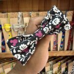 1. lazos para mascotas con diseño floral en negro, blanco y rosa, accesorios para perros y gatos.