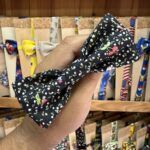Lazo para cabello con estampado floral y Pikachu en color negro para niños.