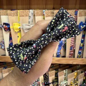 Lazo para cabello con estampado floral y Pikachu en color negro para niños.