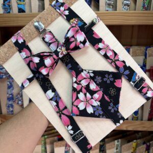 Correa de tela con estampado floral y lazo, ideal para mascotas y accesorios de moda.
