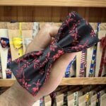 1. Lazo de tela satén negro con diseño en rojo, hecho a mano, ideal para accesorios personalizados.
