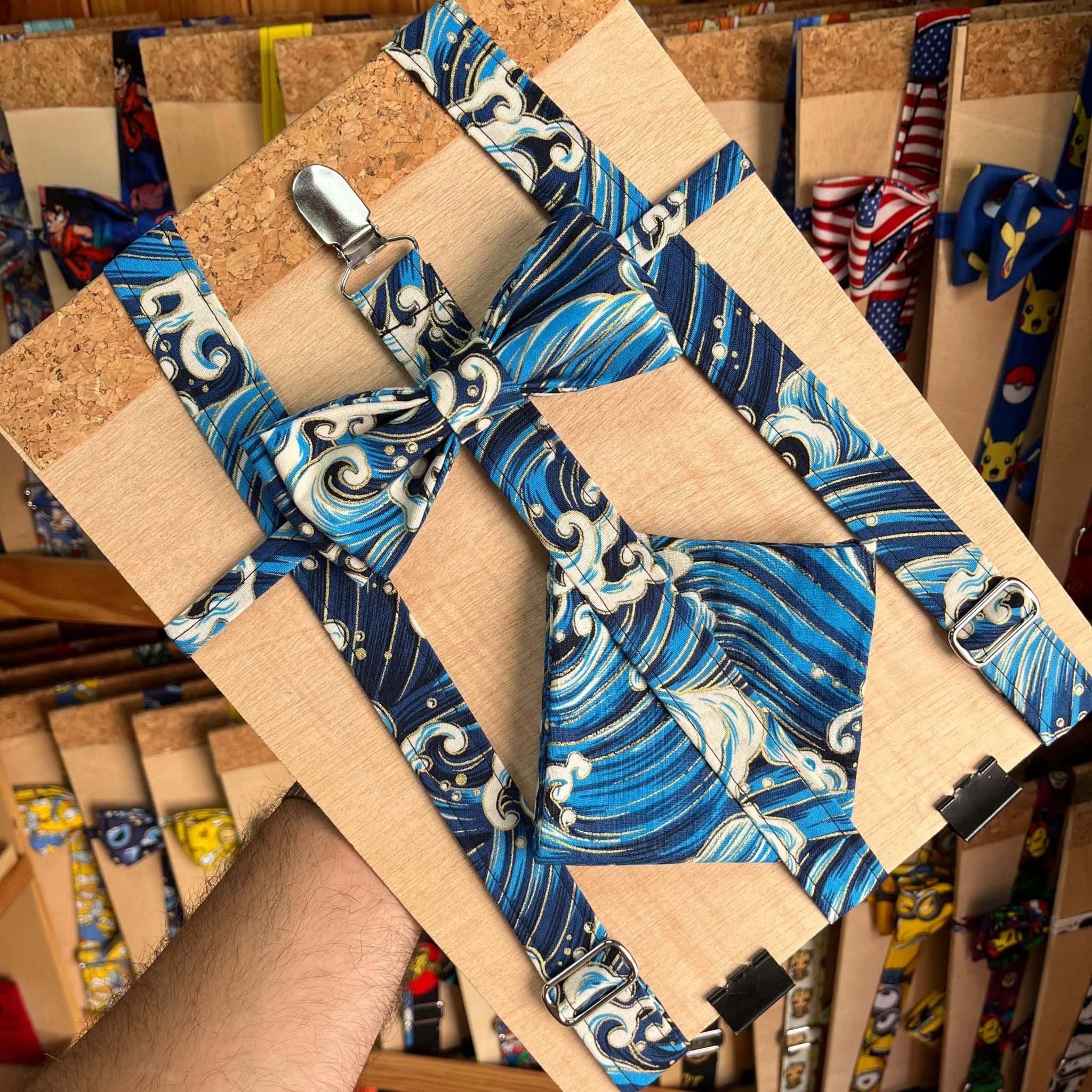 Mascarilla con estampado inspirado en "La noche estrellada" de Van Gogh, en tonos azules y blancos.