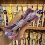Foulard con estampado geométrico en tonos púrpura, dorado y rosa para accesorios elegantes.