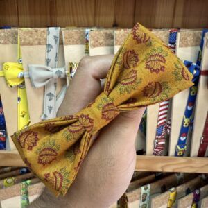 1. Pañuelo de tela con diseño tradicional en tonos amarillos y rojos para accesorios y moda.