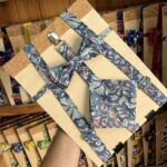 Cómodo arnés de tela con diseño floral para mascotas, ajustable y seguro, ideal para paseos y entrenamiento.