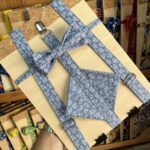 Correa de perro con diseño floral azul y lazo, adjustable, resistente y elegante.