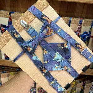 1. Corbata de moño de Disney Aladdin en tela estampada con personajes animados y motivos mágicos.