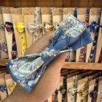 Trazado de pañuelo de la marca Carmenatis con estampado floral en tonos azules.