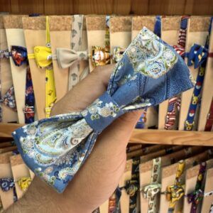 Trazado de pañuelo de la marca Carmenatis con estampado floral en tonos azules.