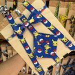 Cinta y corbatín de Pokémon Pikachu y Poké Balls en azul, accesorios de moda infantil y cosplay.