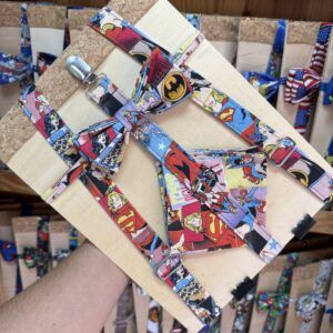 Tirantes de fiesta con diseño de cómics de superhéroes, ideales para eventos temáticos y disfrazarse con estilo.
