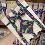 Cinturón navideño con motivos de El Grinch y acampanado, ideal para disfraces o moda festiva en Navidad.
