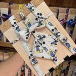 Cinta y correa de Mickey Mouse en exposición, accesorios para mascotas con diseños Disney originales y divertidos.