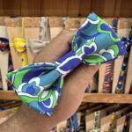 Bandana de tela con diseño floral en colores azul, verde y blanco, perfecta para accesorios de moda y disfraces.