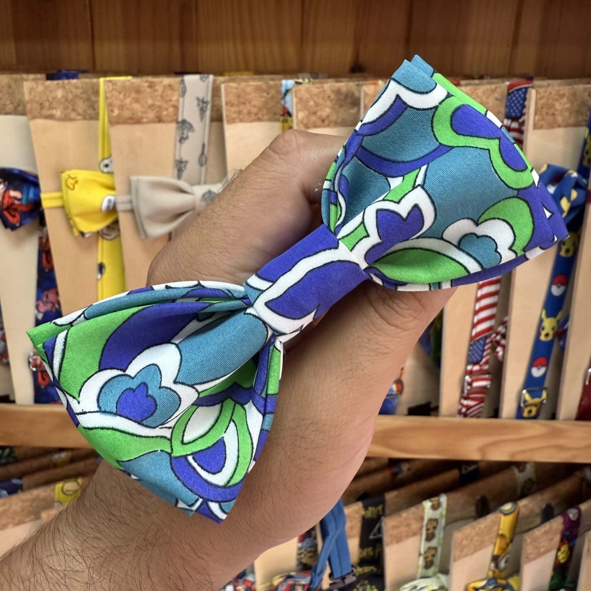 Bandana de tela con diseño floral en colores azul, verde y blanco, perfecta para accesorios de moda y disfraces.