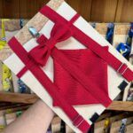 Pañoleta roja con lazo y base de madera, accesorios para mascotas, calidad y estilo.
