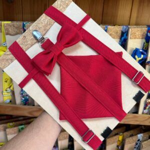 Pañoleta roja con lazo y base de madera, accesorios para mascotas, calidad y estilo.