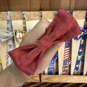 1. Laço de cabelo vermelho com padrão de círculos, feito de tecido leve e elegante.