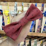 Colorido lazo de tela para mascotas con estampado de copos de nieve, ideal para arneses y accesorios caninos.