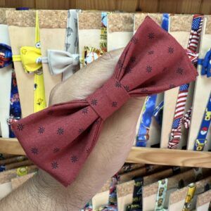 Colorido lazo de tela para mascotas con estampado de copos de nieve, ideal para arneses y accesorios caninos.