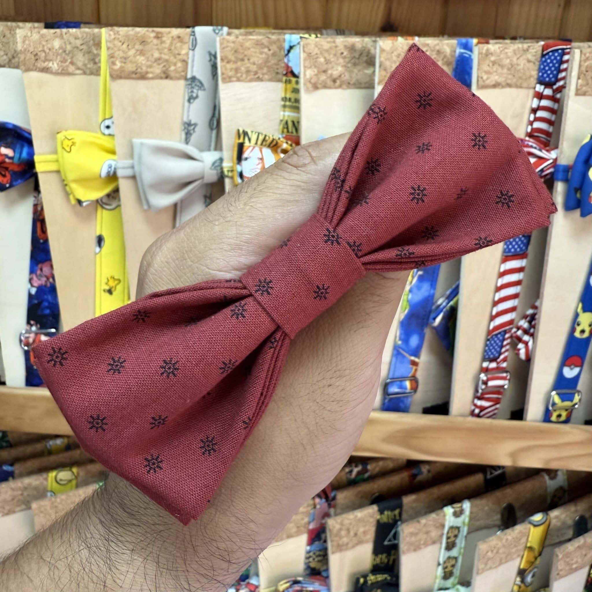 Colorido lazo de tela para mascotas con estampado de copos de nieve, ideal para arneses y accesorios caninos.